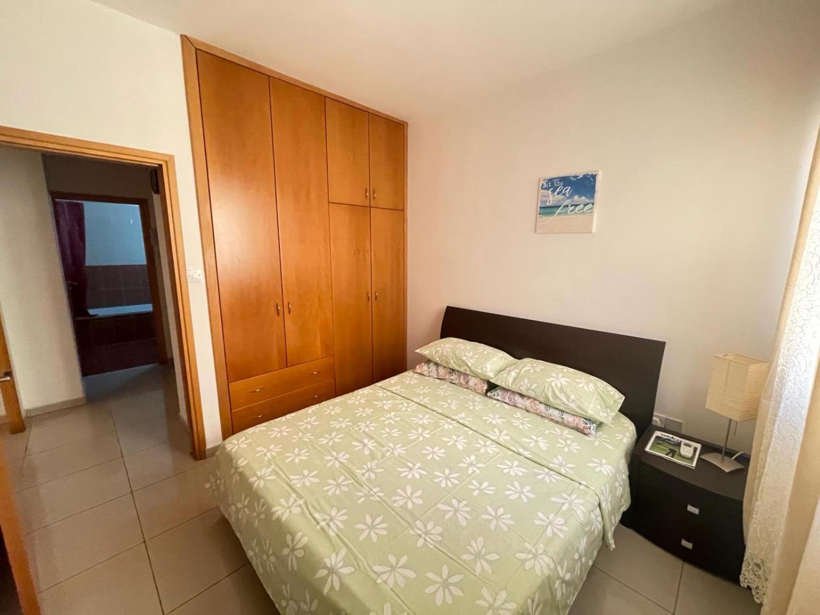 Vip Resort Apartment On Makenzie Beach Lárnaca Exterior foto